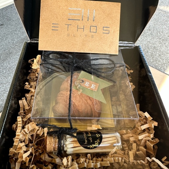 Le Croissant 🥐 Candle Gift Box. Hand Poured Organic Soy Wax, Organic Hemp Wick - Picture 2 of 3